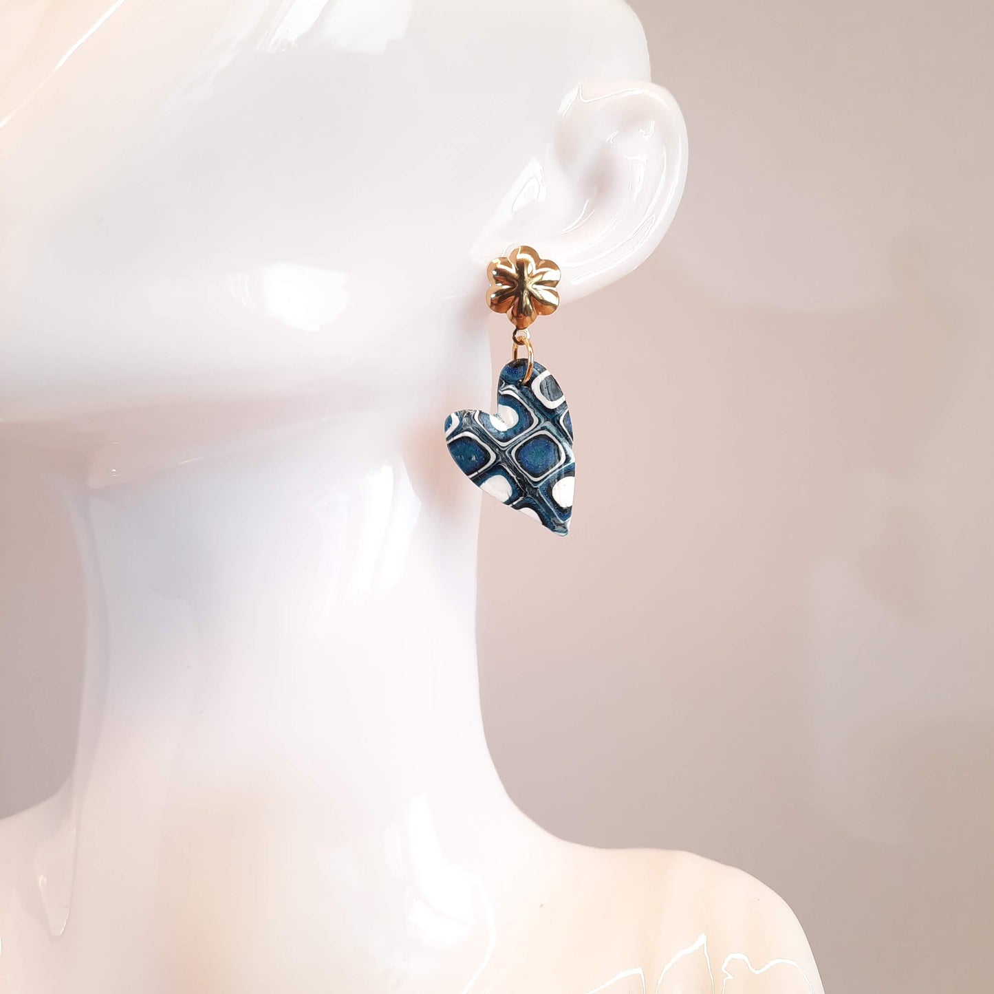 Pendientes Corazón Pleno Pasión Azul Con Base Dorada