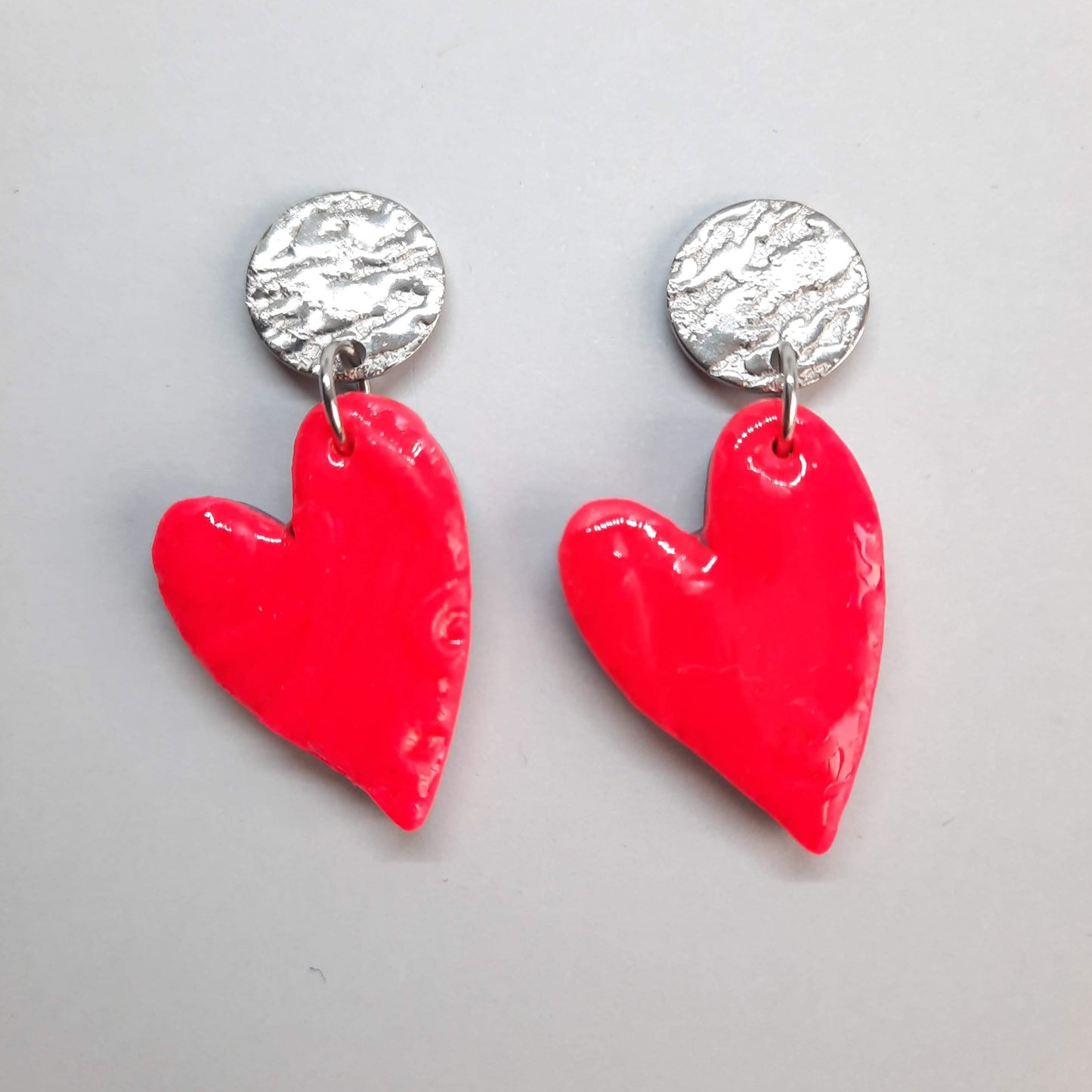 Pendientes Corazón Pleno Rosa Neón con Base Plateada