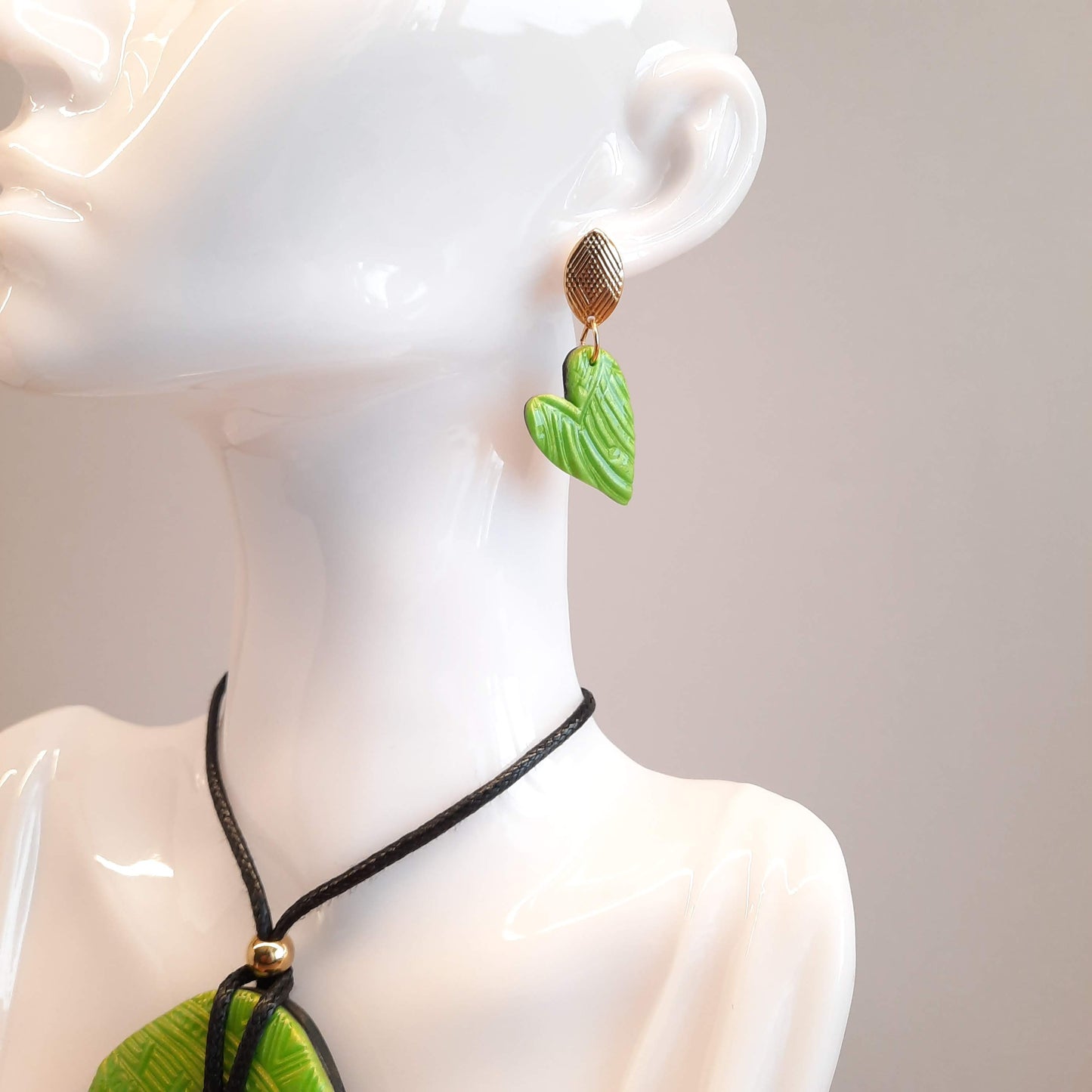 Pendientes Corazón Pleno Verde con Base Dorada