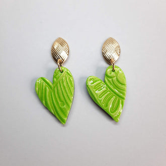 Pendientes Corazón Pleno Verde con Base Dorada