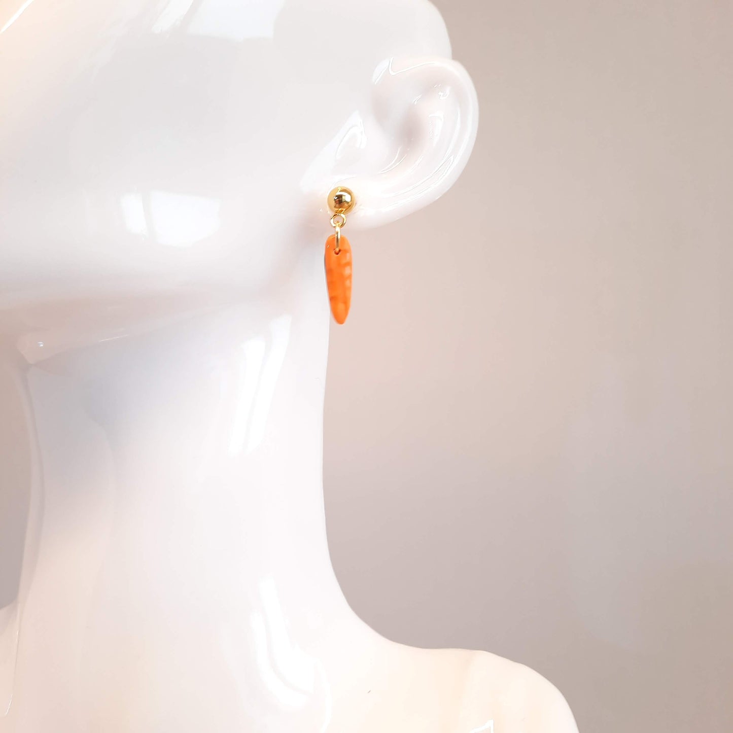 Pendientes Cortos Naranja con Base Dorada