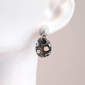 Pendientes Dalia Negro Blanco con Base Acero