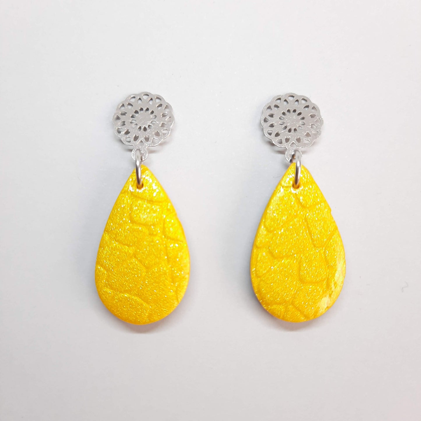 Pendientes Gota Medianos Amarillos con Base Acero