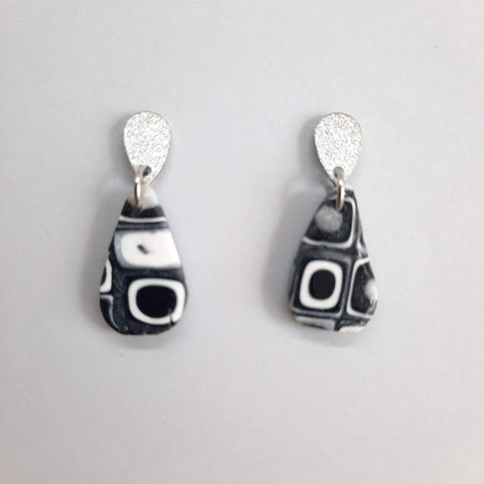 Pendientes Gota Pequeños Negro Blanco con Base Acero