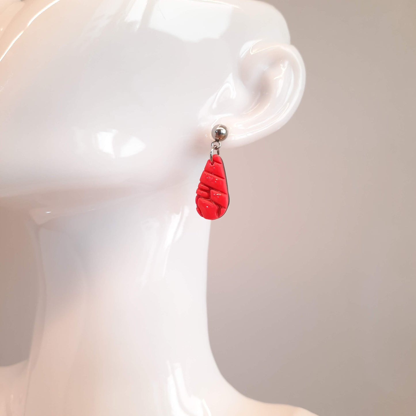 Pendientes Gota Pequeños Rosa Neón Con Base Plateada