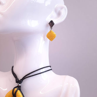 Pendientes India Amarillos con Base Acero