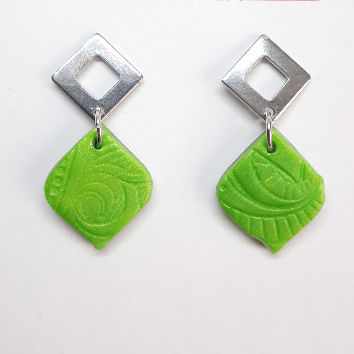 Pendientes India Mediano Verde con Base Plateada