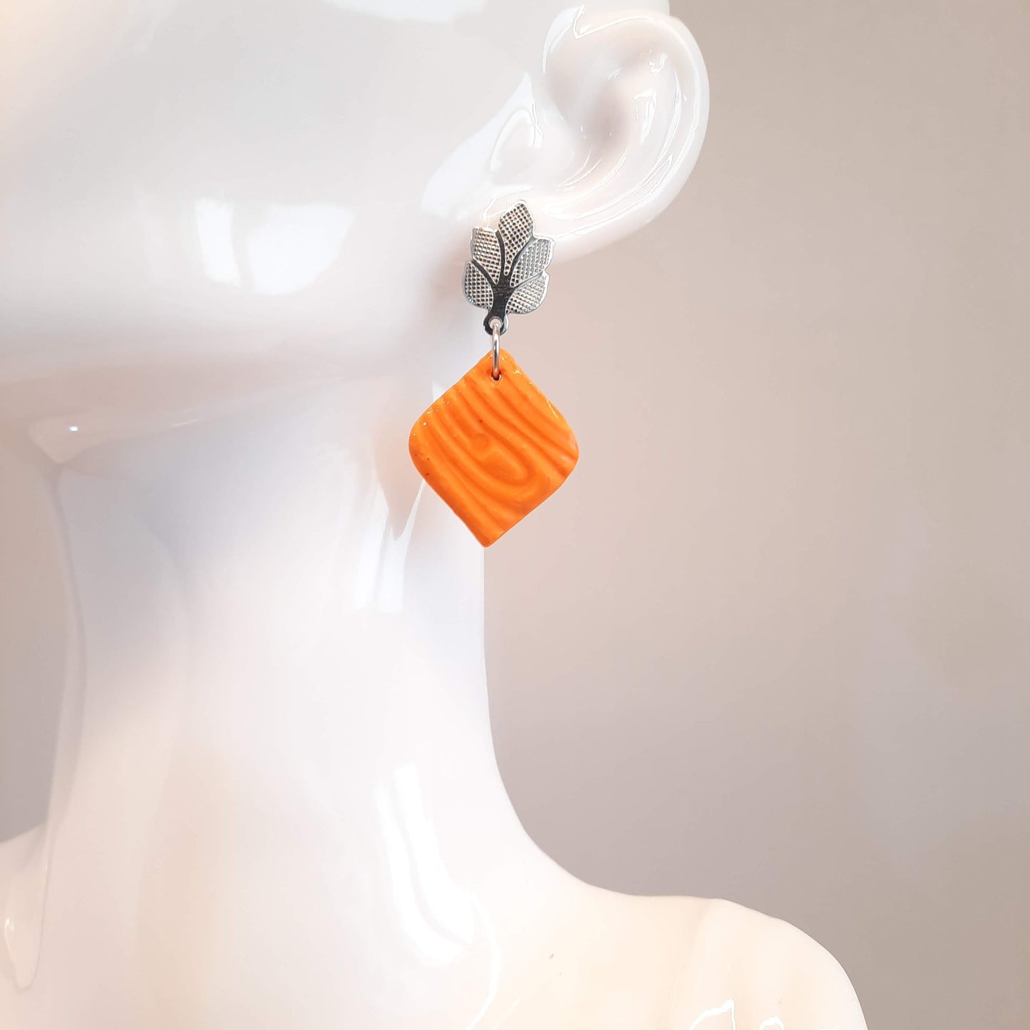 Pendientes India Naranja con Base Plateada