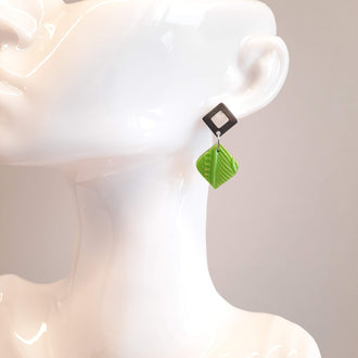 Pendientes India Pequeño Verde con Base Acero