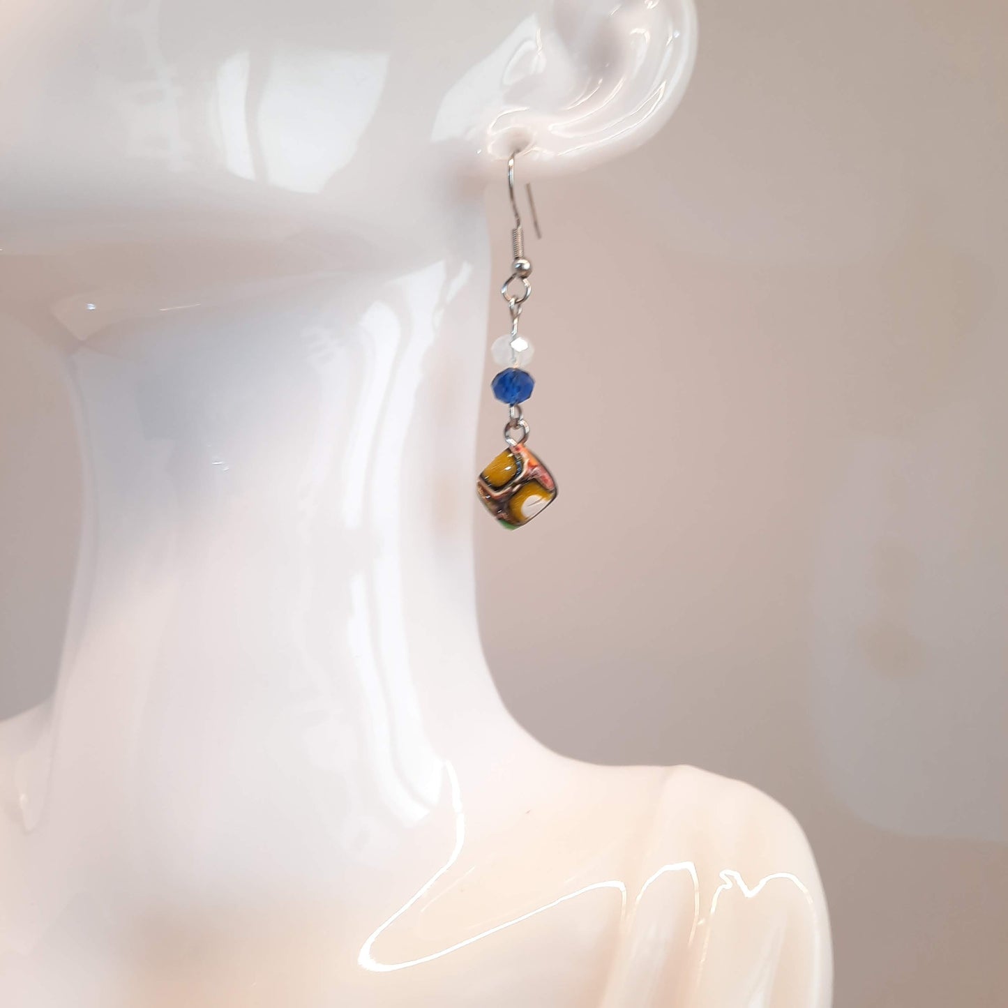 Pendientes India Pequeños Arcoíris Con Ganchos Y Bolitas De Cristal