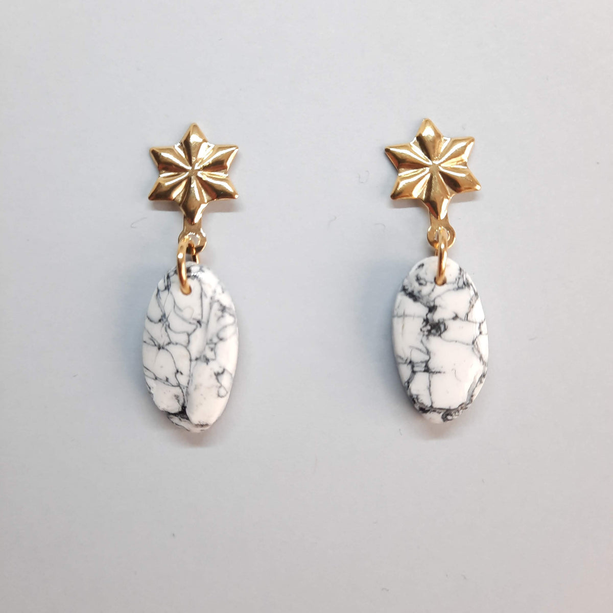 Pendientes Iris Blanco Mármol con Base Dorada