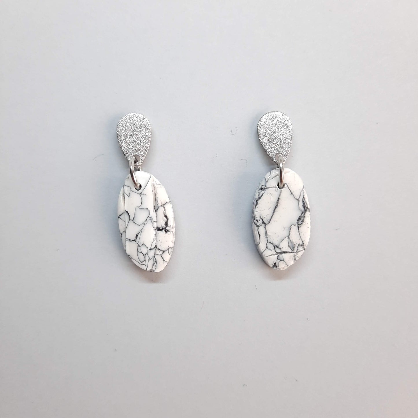 Pendientes Iris Blanco Mármol con Base Plateada