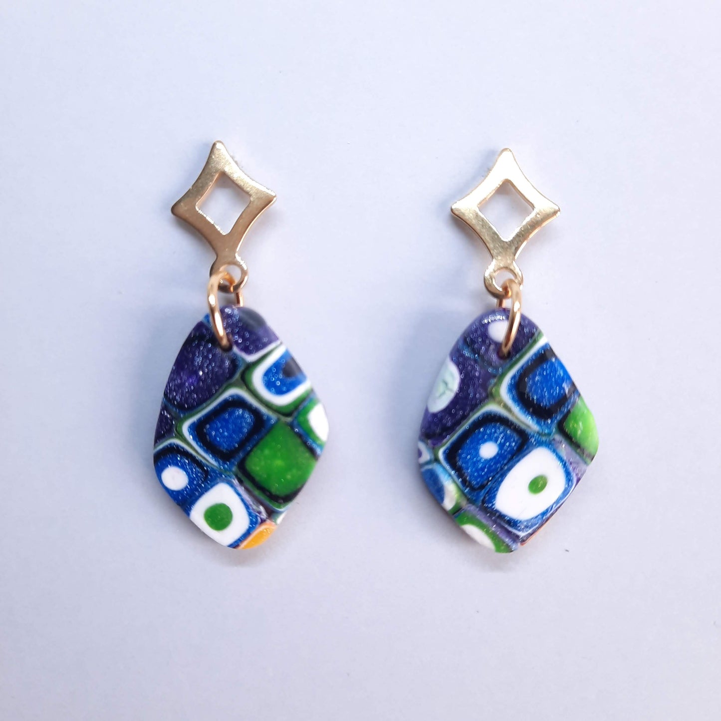 Pendientes Isabel Arcoíris con Base Dorada