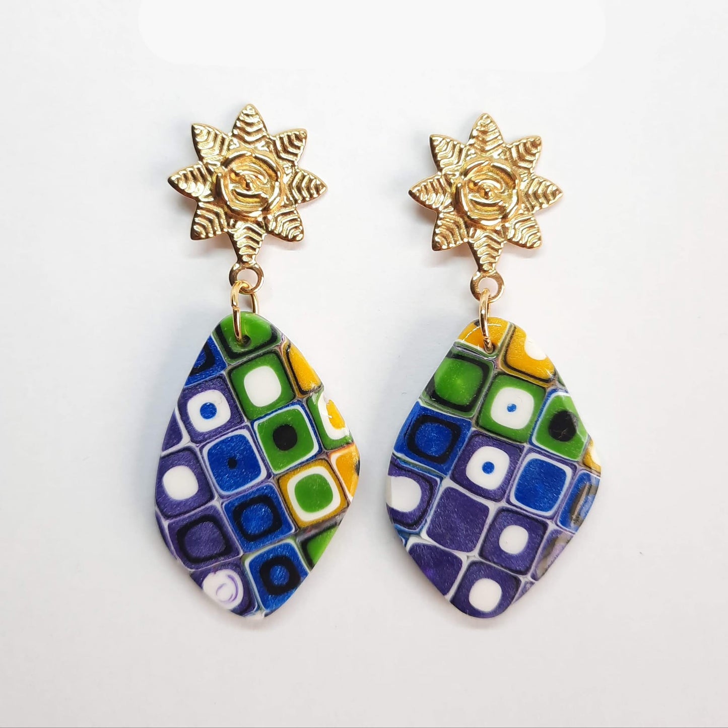 Pendientes Isabel Grandes Arcoíris Con Base Dorada