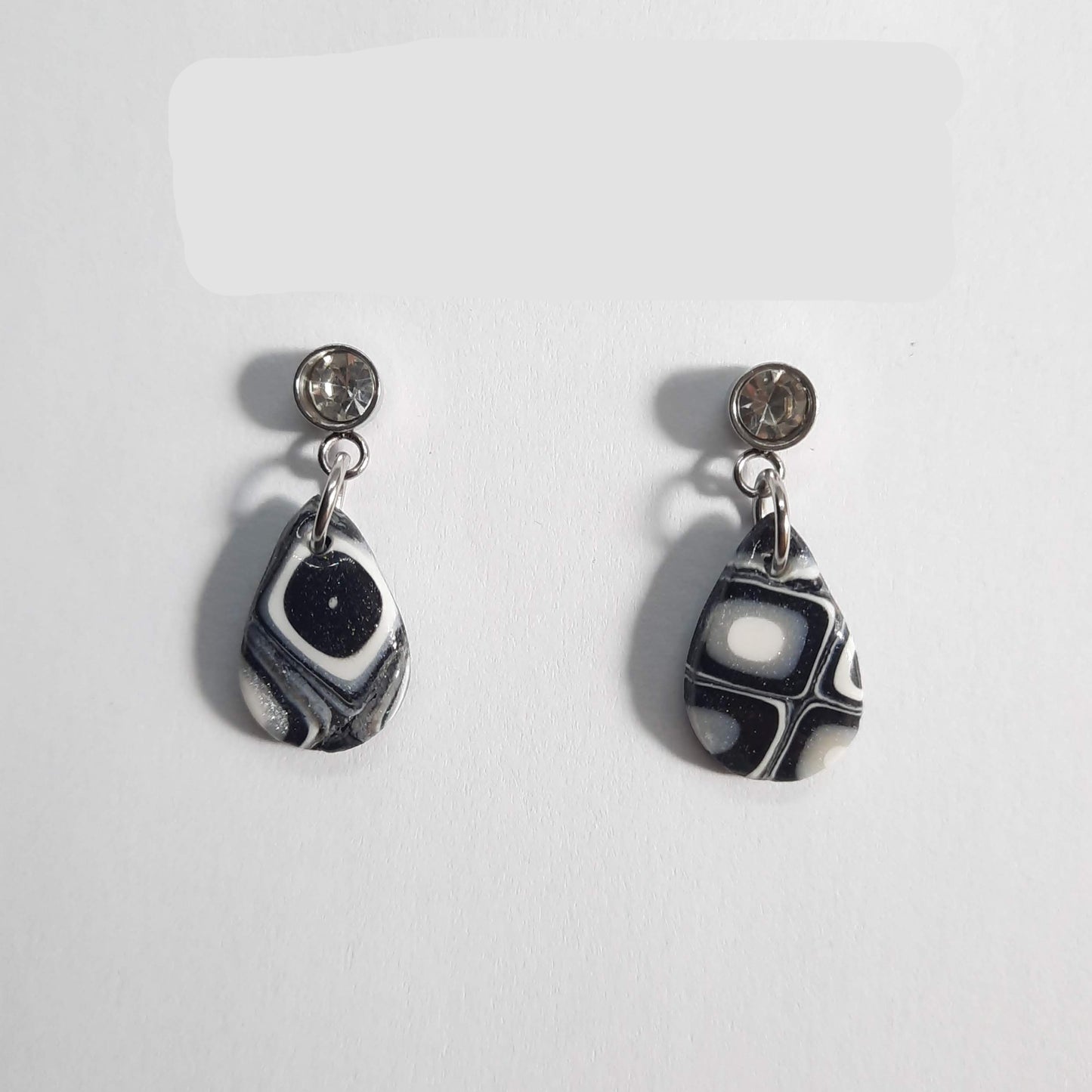 Pendientes Lagrima Negro Blanco con Base Acero