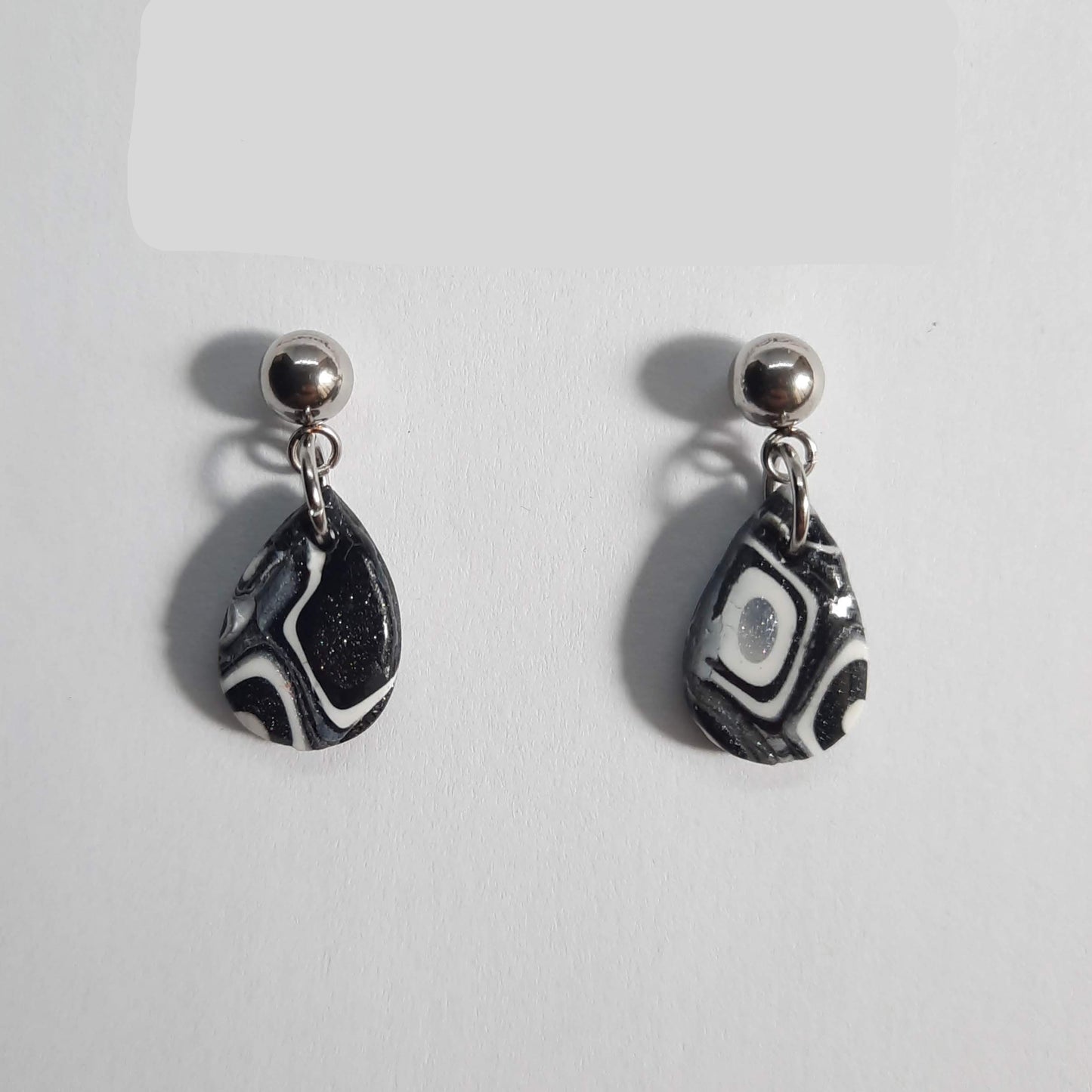 Pendientes Lagrima Negro Blanco con Base Acero