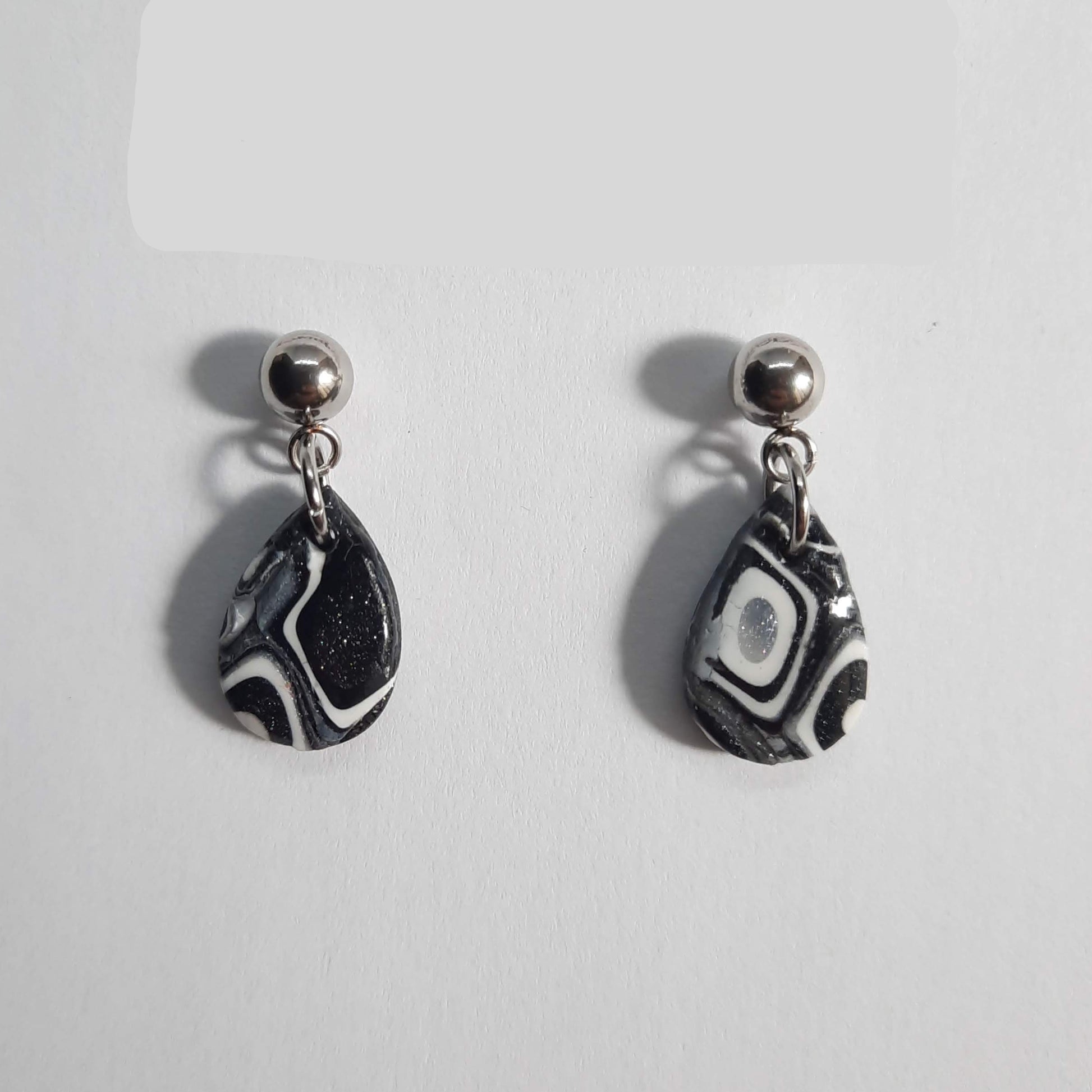 Pendientes Lagrima Negro Blanco con Base Acero