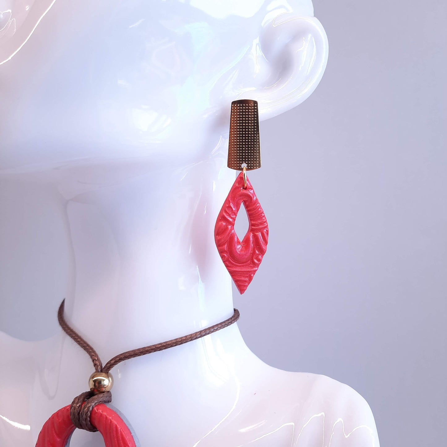 Pendientes Madrid Rojos con Base Dorada