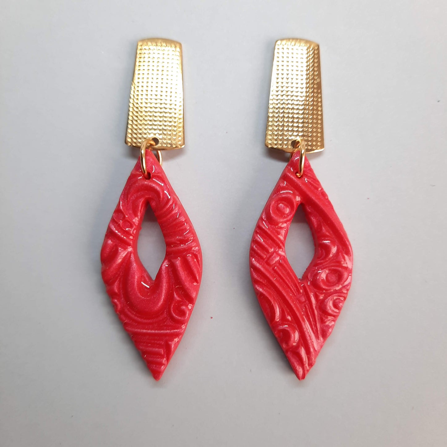 Pendientes Madrid Rojos con Base Dorada
