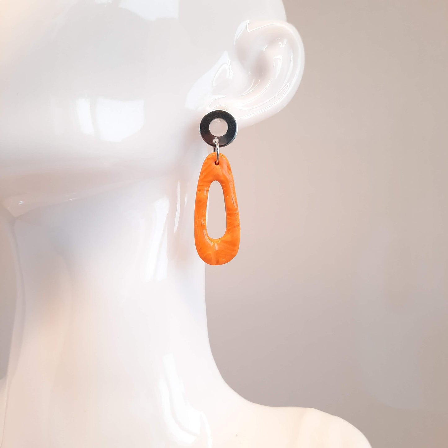 Pendientes Modernos Medianos Naranja con Base Plateada