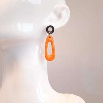Pendientes Modernos Medianos Naranja con Base Plateada
