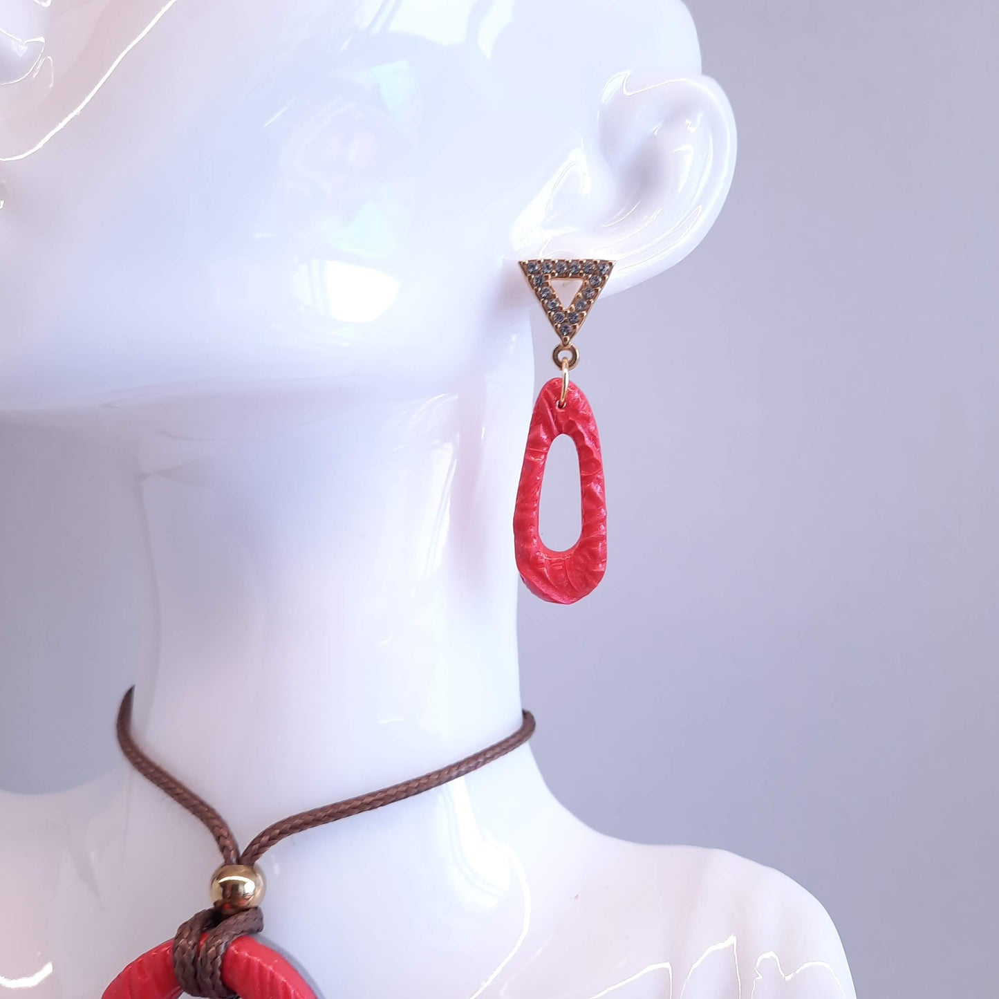 Pendientes Modernos Medianos Rojos con Base Dorada y Strass