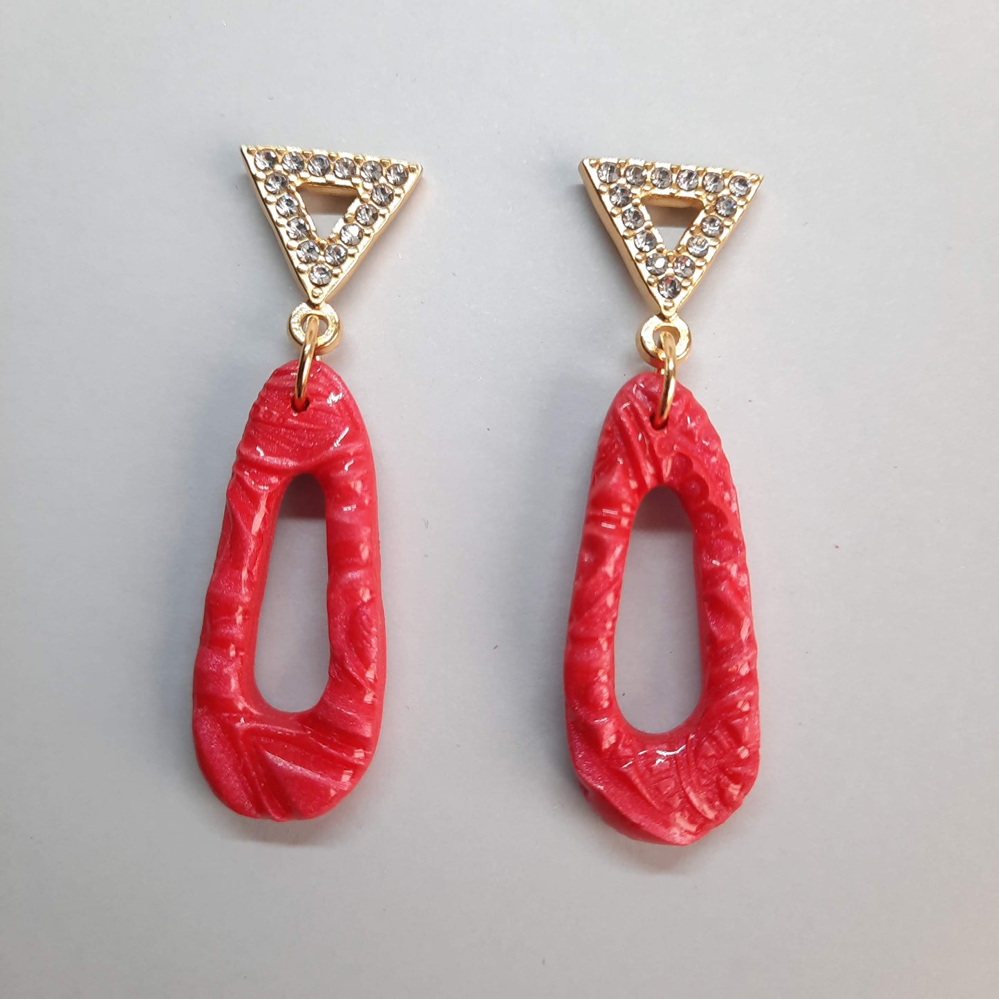 Pendientes Modernos Medianos Rojos con Base Dorada y Strass