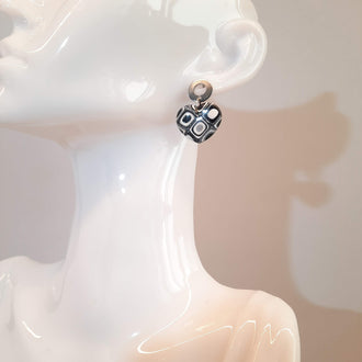 Pendientes Corazón Ancho Pequeños Negro Blanco con Base Acero