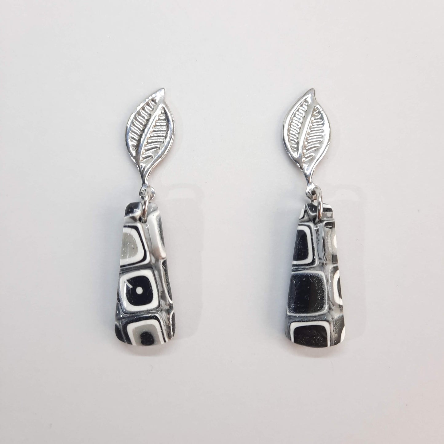 Pendientes Trapecio Medianos Negro Blanco con Base Acero