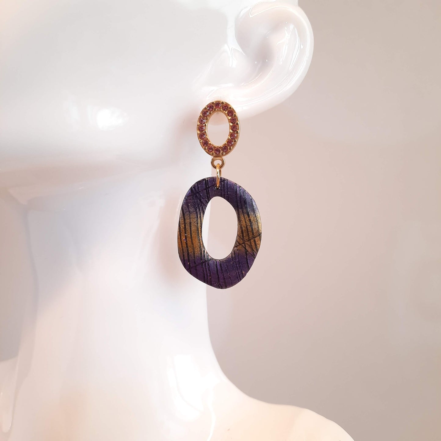 Pendientes Ovalados Labradorita Violeta Con Base Dorada Y Strass