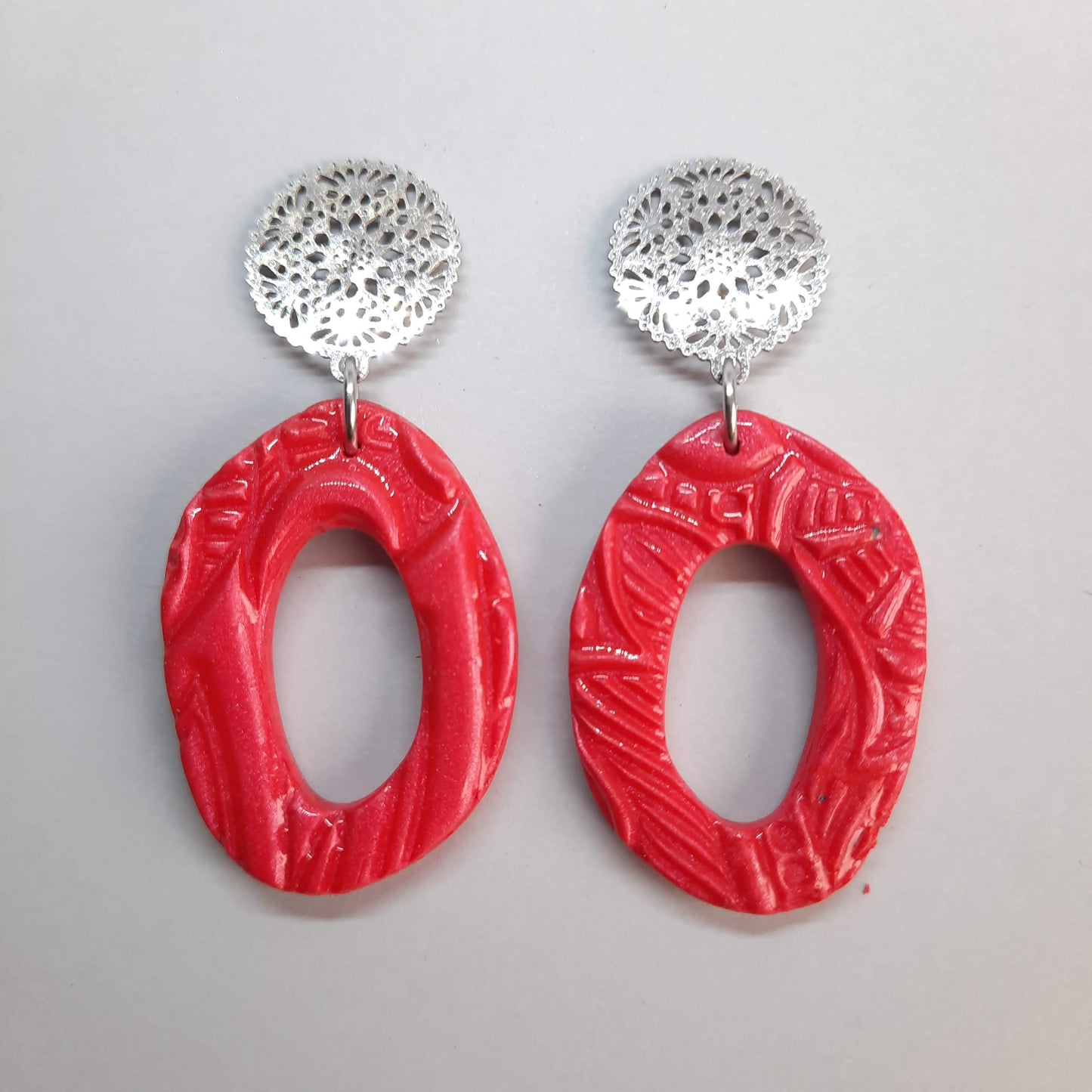 Pendientes Ovalados Rojos con Base Plateada