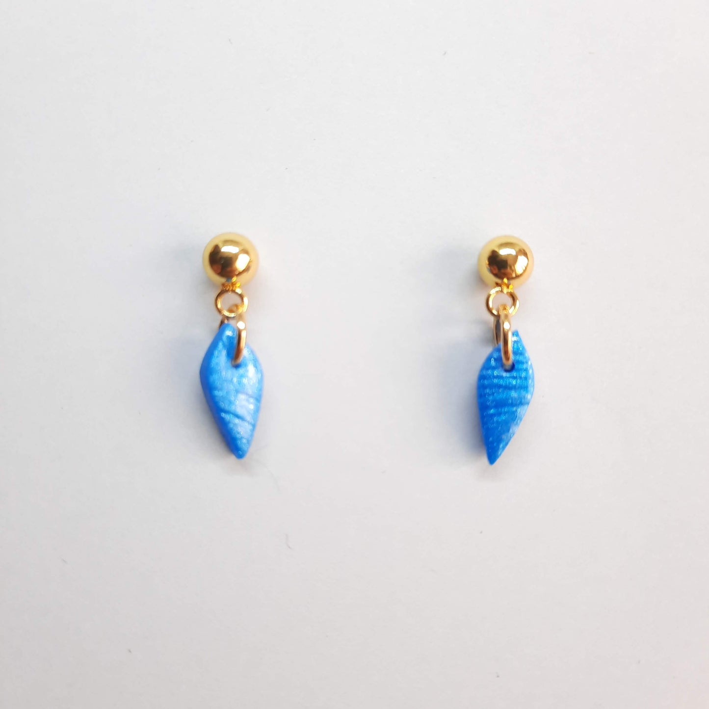 Pendientes Pequeñitos Azul Con Base Dorada