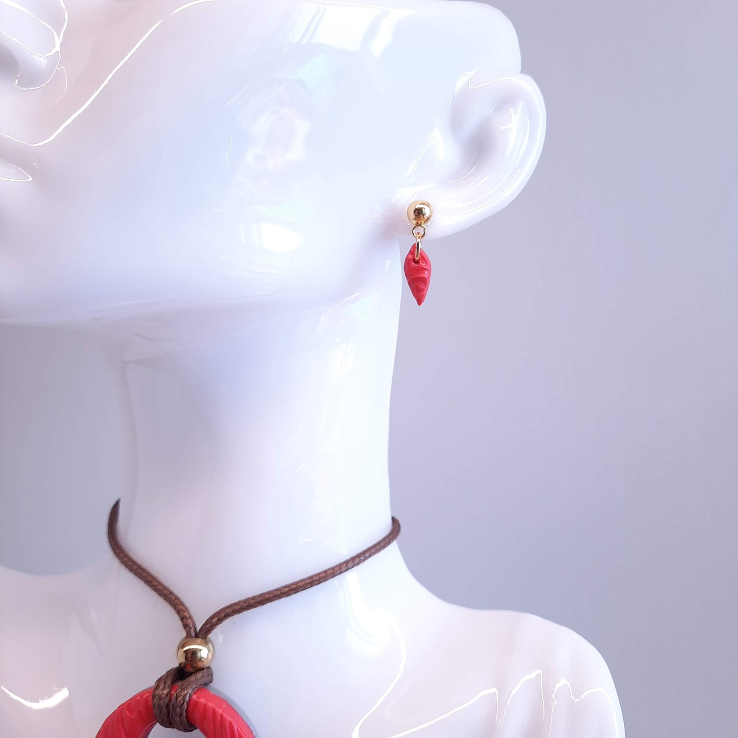 Pendientes Pequeñitos Rojos con Base Dorada