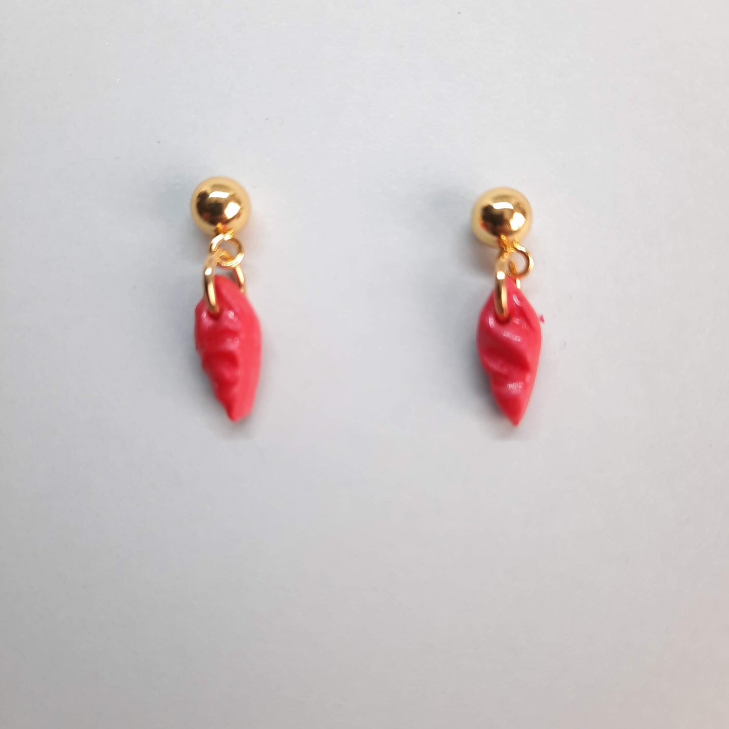 Pendientes Pequeñitos Rojos con Base Dorada