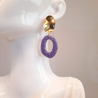 Pendientes Ovalados Lila con Base Dorada
