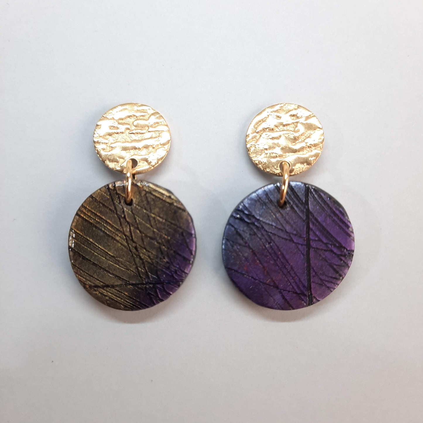 Pendientes Redondos Medianos Labradorita Violeta con Base Dorada