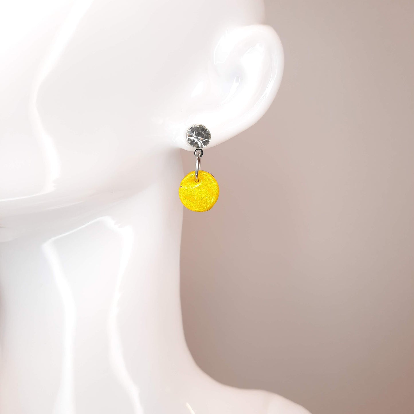 Pendientes Redondos Pequeños Amarillos Con Base Plateada y Strass