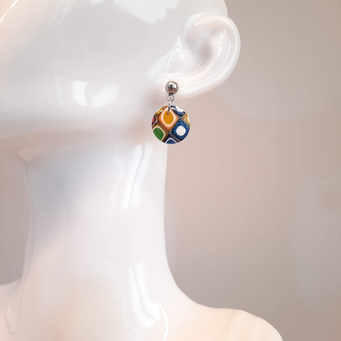 Pendientes Redondos Pequeños Arcoíris Con Base Plateada