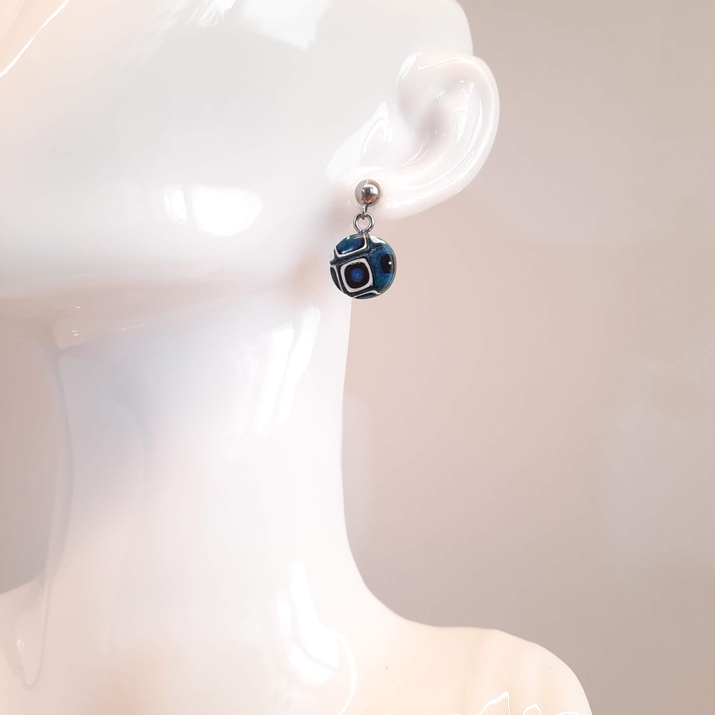 Pendientes Redondos Pequeños Pasión Azul Con Base Plateada