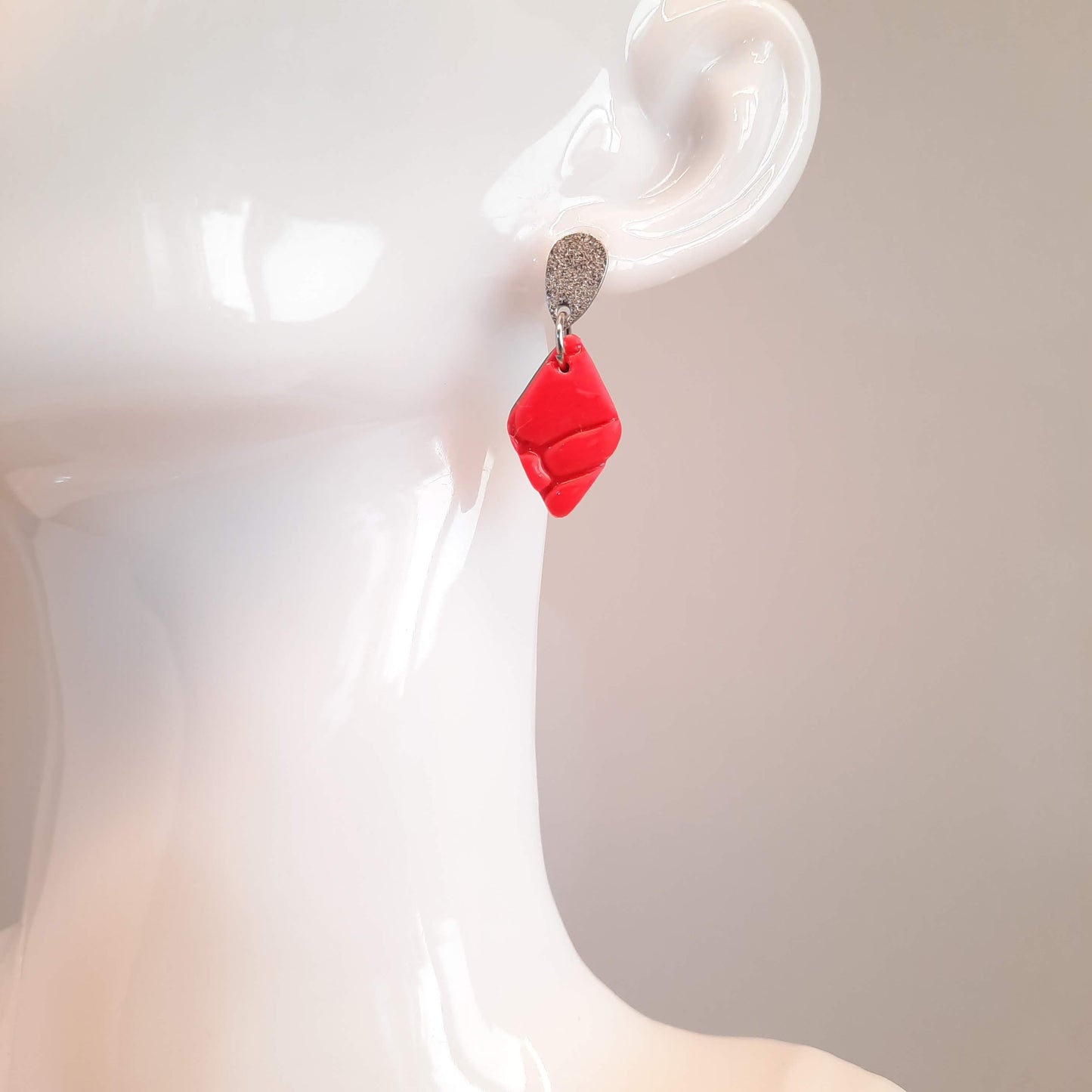 Pendientes Rombo Pequeños Rosa Neón Con Base Plateada