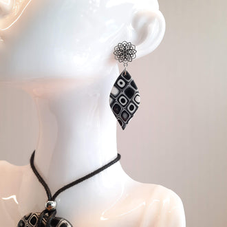 Pendientes Sevilla Grandes Negro Blanco con Base Acero
