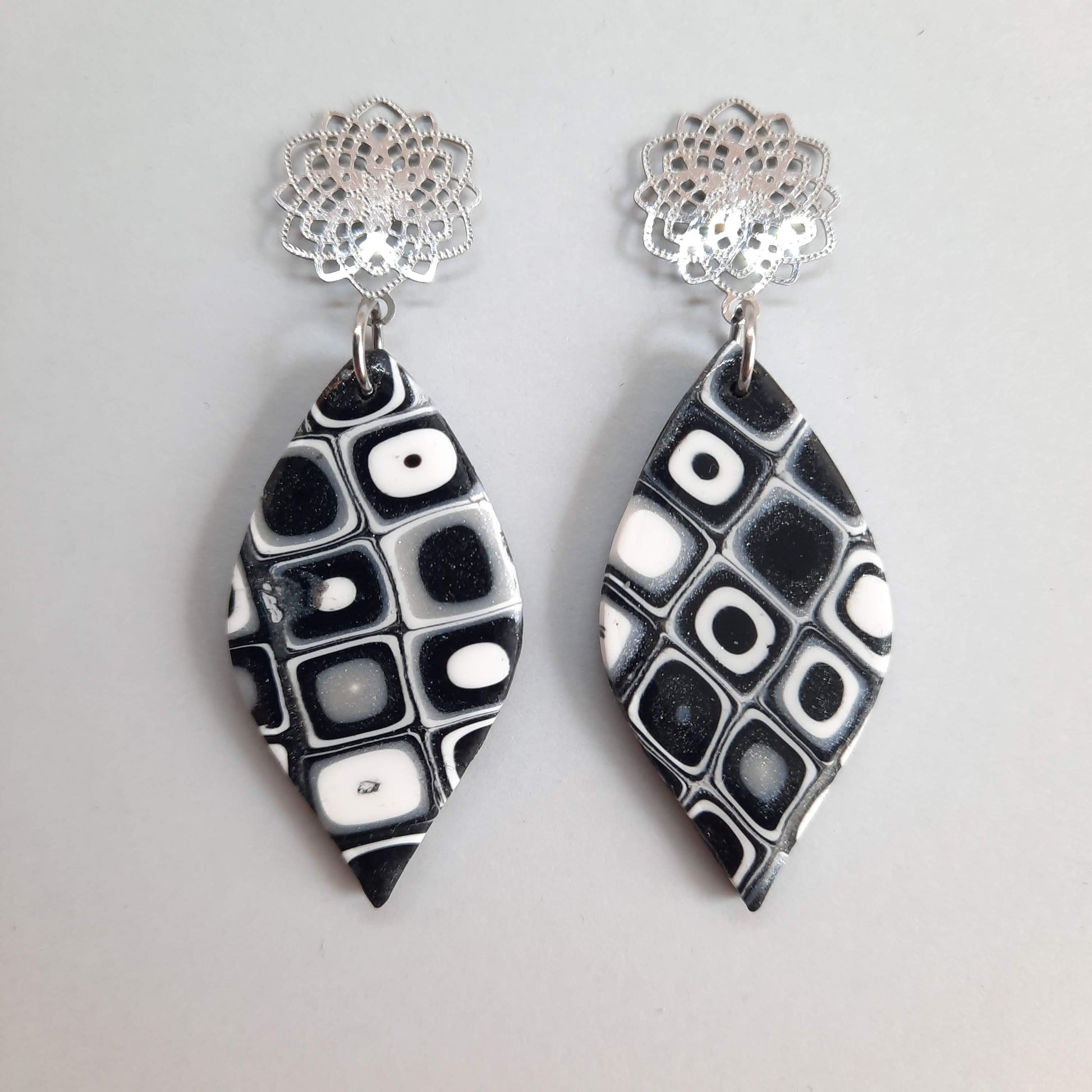 Pendientes Sevilla Grandes Negro Blanco con Base Acero