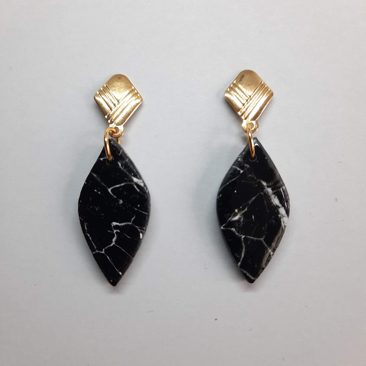 Pendientes Sevilla Negro Mármol con Base Dorada