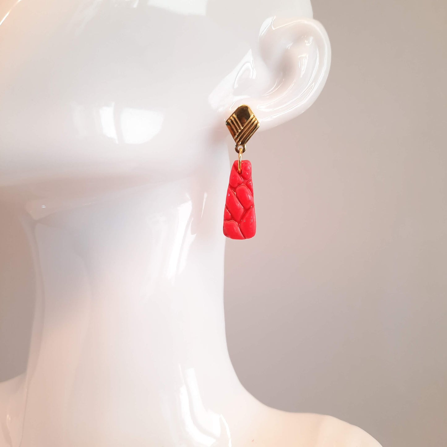 Pendientes Trapecio Rosa Neón Con Base Dorada