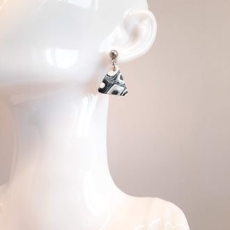Pendientes Triángulo Negro Blanco con Base Acero