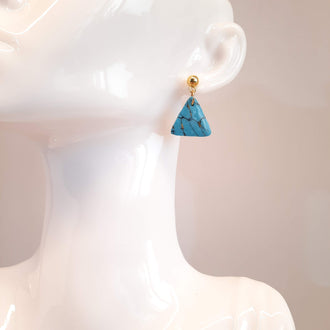 Pendientes Triángulo Turquesa con Base Dorada
