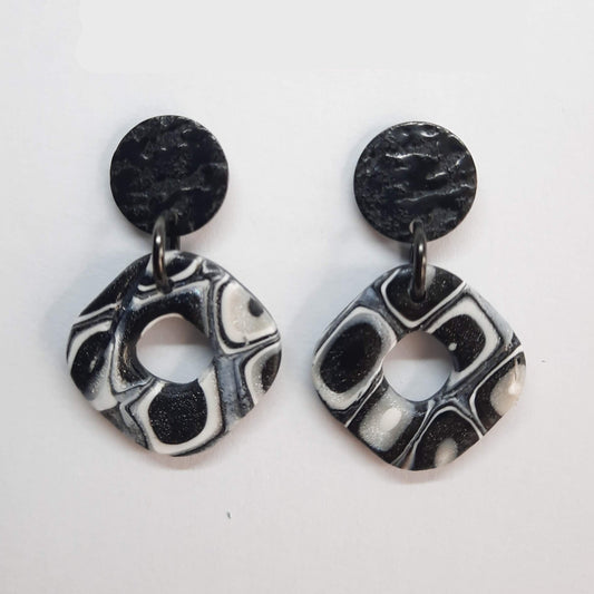 Pendientes Valencia Negro Blanco con Base Negra