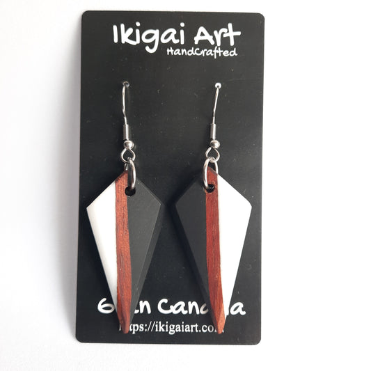 Pendientes Flecha Resina y Madera con Gancho blanco y negro