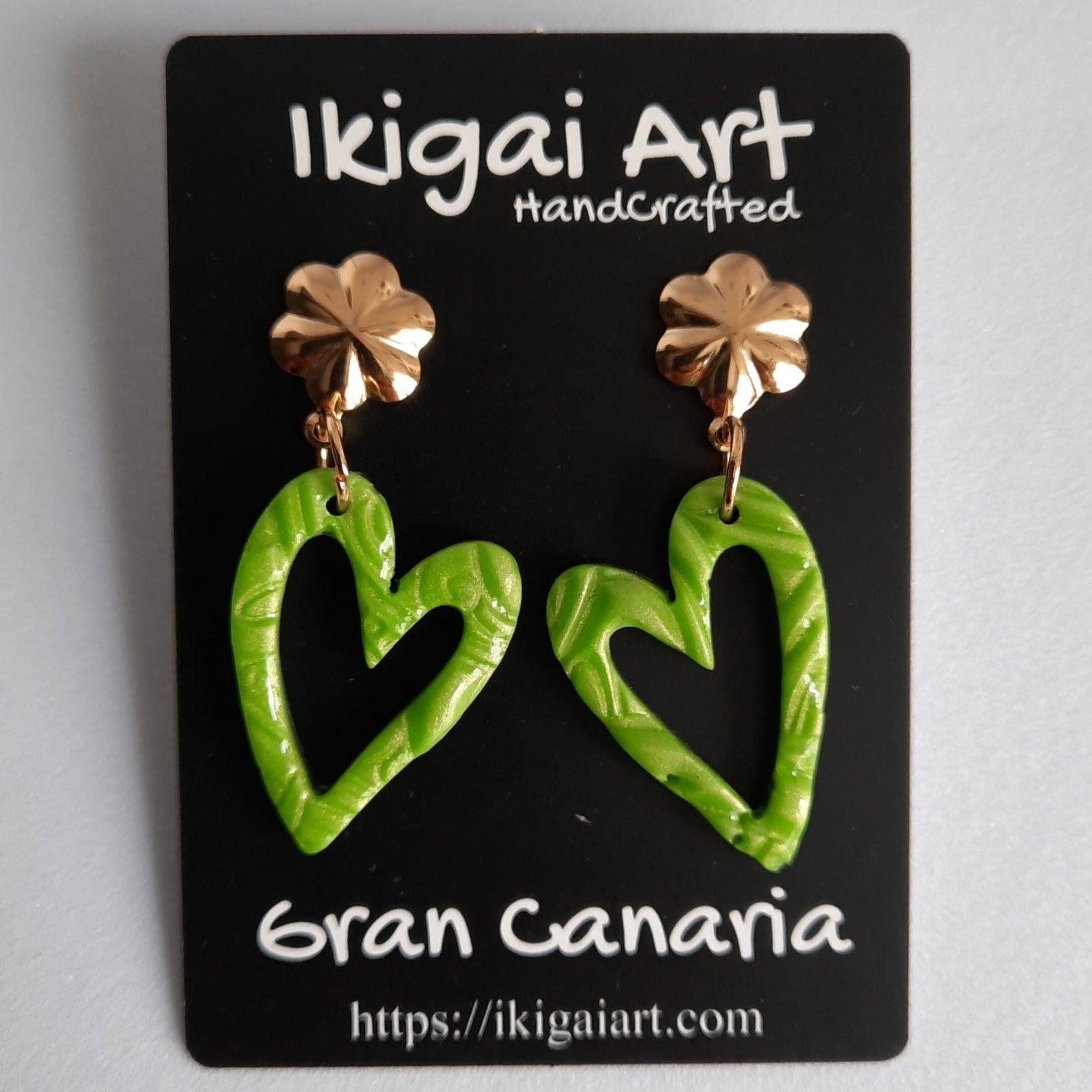 Pendientes Corazón Hueco Verde con Base Dorada