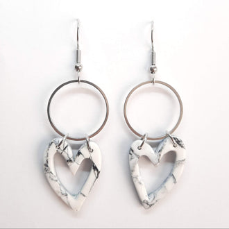 Pendientes Corazón Hueco Blanco Mármol con Gancho Acero